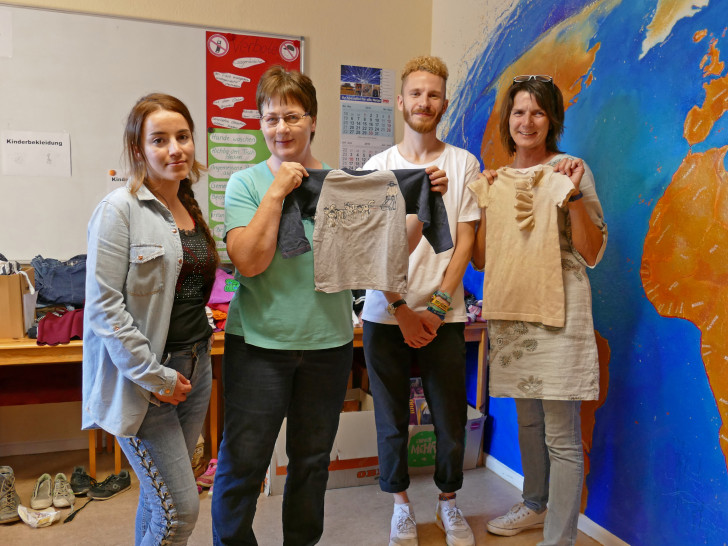 Jugendliche verkaufen Kleidung für den guten Zweck. Foto: Landkreis Peine