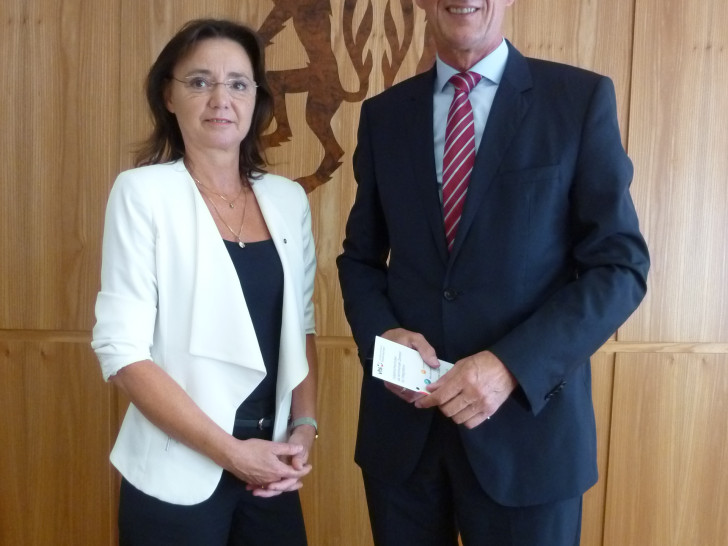 Direktorin des Landesverbandes der Volkshochschulen Berbel Unruh mit Landrat Franz Einhaus. Foto: Landkreis Peine