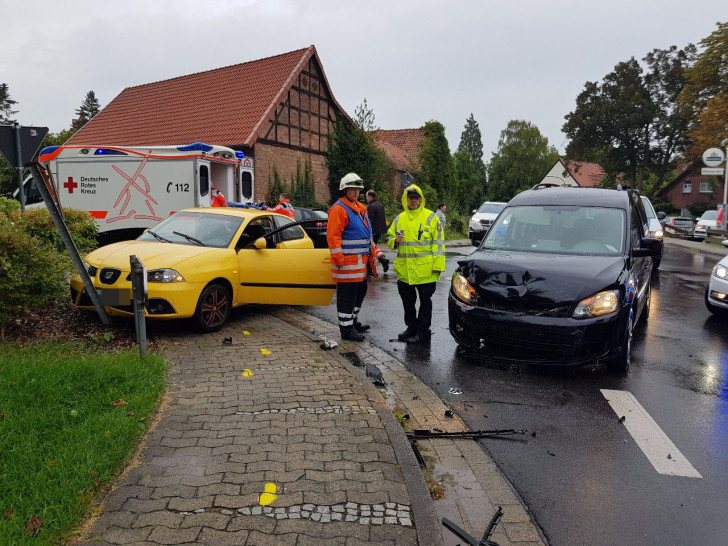 Die Fahrer der beiden Unfallfahrzeuge kamen in das Klinikum Gifhorn. Fotos: aktuell24 (KR)/Carsten Schaffhauser, Samtgemeindepressesprecher