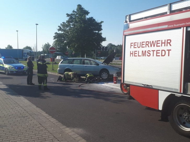 Ein Fahrzeug hatte auf der Raststätte Feuer gefangen. Fotos: Feuerwehr Helmstedt Alexander Weis