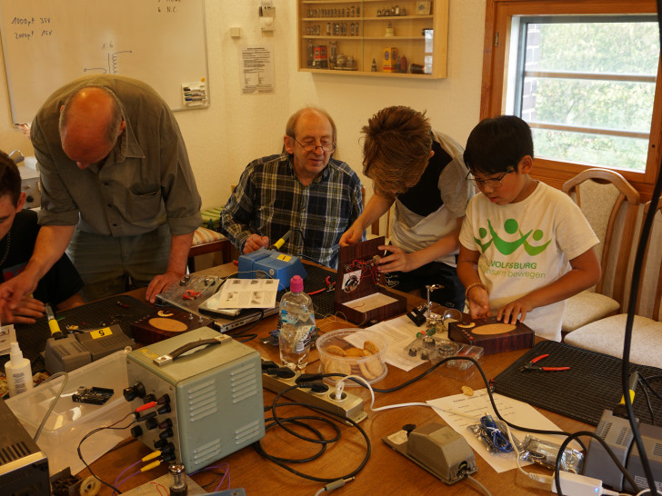 Die Jugendgruppe des Ortsverbandes Wolfsburg beim Bau eines Kurzwellenradios. Foto: DARC Ortsverband Wolfsburg