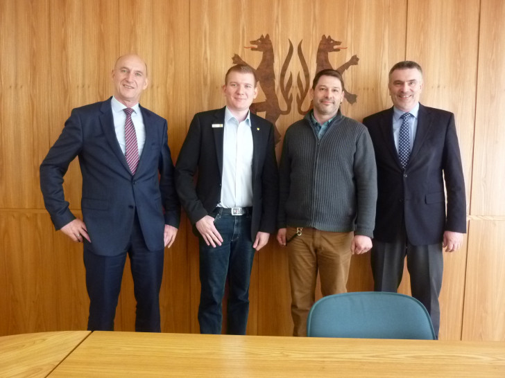 Auf dem Foto v.l.n.r.: Landrat Franz Einhaus, Personalratsvorsitzender Toni Bieband, Thorsten Thieß vom Immobilienwirtschaftsbetrieb und  Erster Kreisrat Henning Heiß. Foto: Landkreis Peine