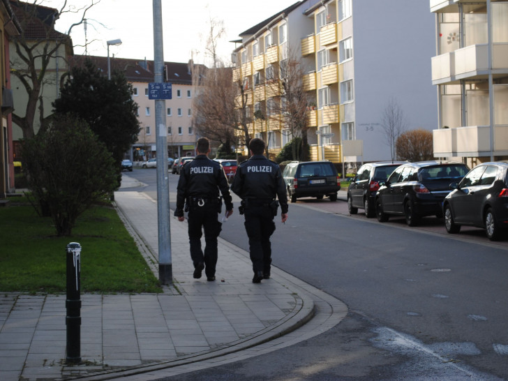 Im Bebelhof befragte die Polizei die Anwohner. jetzt werden Verbindungen nach Hannover Hannover geprüft. Foto: Robert Braumann
