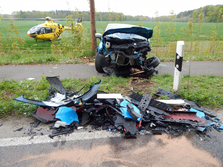 Am Dienstagnachmittag kam es zu einem schweren Unfall bei Velpke. Fotos: Feuerwehr Samtgemeinde Velpke
