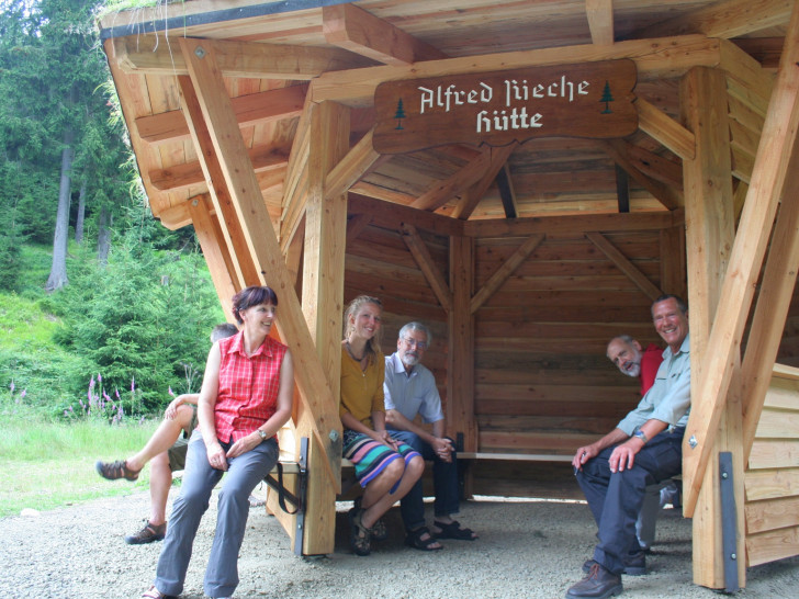 Der Vorsitzende des Harzklub-Zweigvereins Braunlage, Albert Baumann (3. v.l.), freut sich gemeinsam mit Nationalpark-Mitarbeitern über die Einweihung der neuen Alfred Rieche-Hütte. Foto: Nationalpark Harz