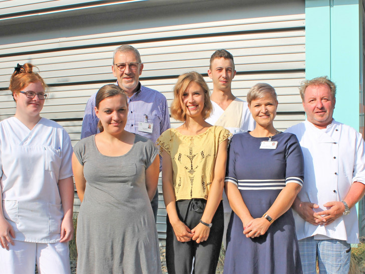 Die „Neuen“ im Städtischen Klinikum (erste Reihe v. l.): Sarah Dorothee Kühlborn, Auszubildende Köchin, Patricia-Maria Beigel, Auszubildende Kauffrau für Büromanagement, Anna-Lena Salge, Auszubildende Kauffrau für Büromanagement,  Karina Hesse, Stellv. Leitung Personalabteilung, Georg Hujer, Küchenleiter. Im Hintergrund: Personalleiter Daniel Schumann und Christoph Bartelborth, Auszubildender Koch. Foto: Städtisches Klinikum Wolfenbüttel