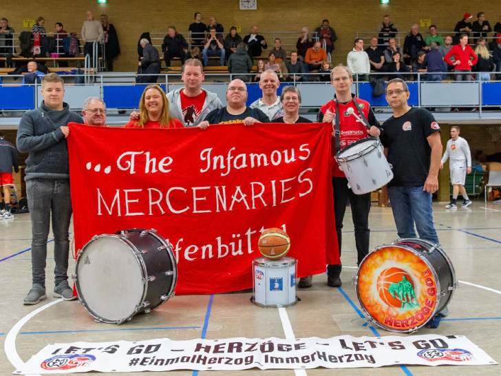 Die trommelfreudigen "Landsknechte" in der Herzöge-Heimfestung, der Halle am Landeshuter Platz. In der Mitte am Banner Chris Kricheldorff. von links Dominik Nowak, Jakob Ganter, Claudia Schulze, Jens Zeising, Chris (Bierfroind) Kricheldorff, Joachim Bößmann, Dagmar Bernert, Daniel Leder, Jens Nowak. 