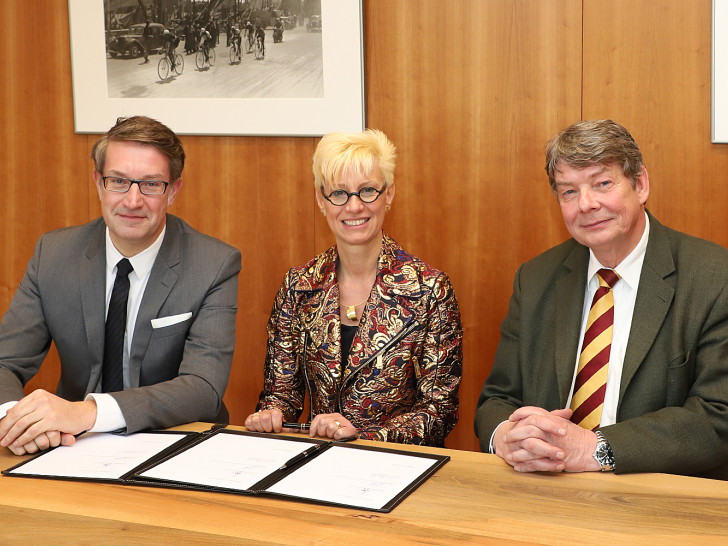 Gerold Leppa, Wirtschaftsdezernent der Stadt Braunschweig und Geschäftsführer der Braunschweig Zukunft GmbH, Professorin Anke Kaysser-Pyzalla, Präsidentin der TU Braunschweig, und Thomas Wetzel, Geschäftsführer der Wirtschafts- und Innovationsförderung Salzgitter GmbH, gaben gemeinsam den Startschuss zum Projekt „Regionales Innovationsscouting“.Foto: Kristina Rottig / TU Braunschweig