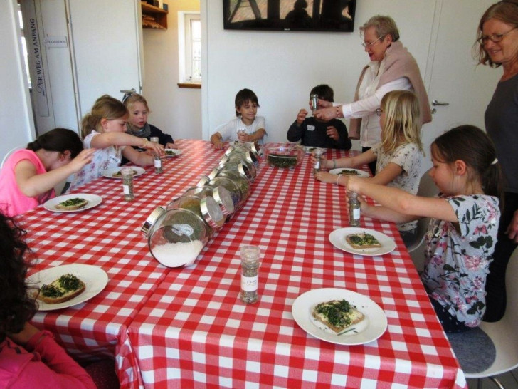 Das gemeinsame Essen der mit frischen Kräutern belegten Butterbrote. Foto: Gärtnermuseum
