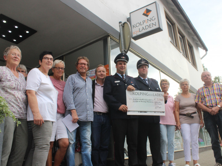 Die Feuerwehren der Gemeinde Schladen-Werla bekamen eine Spende in Höhe von 2.500 Euro vom Kolping Laden Schladen. Foto: Anke Donner 