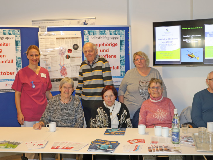 von links: Martina Sharman vom Städtischen Klinikum und die Mitglieder der Selbsthilfegruppe Schlaganfall Wolfenbüttel Hildegard Friske, Klaus Ebers, Sieglinde Neutzler-Buch, Veronika Könnecke, Ursula Ebers und Dierk Könnecke informierten im Rahmen des Welt-Schlaganfalltags im Klinikum. Foto: Städtisches Klinikum