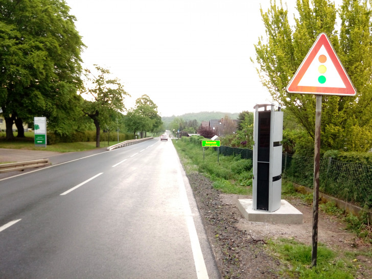 Die neuen teilstationären Messanlagen sollen dauerhaft für mehr Verkehrssicherheit in Höhe des Alten- und Pflegeheims in Heimerode sorgen. Fotos: Landkreis Goslar
