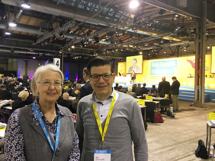 Gunda Reichenbach (links) und MdL Björn Försterling vertraten als Delegierte den FDP Kreisverband auf dem Bundesparteitag der Liberalen in Berlin. Foto: Privat