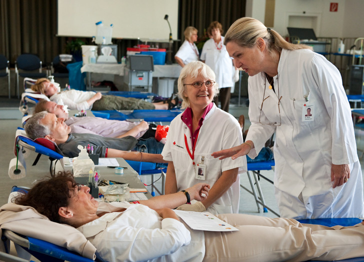 Auch in der Zeit der Ferien sind klinische Einrichtungen auf Blutspenden angewiesen. Foto: Blutspendedienst NSTOB