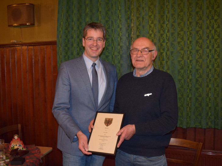 Oberbürgermeister Dr. Oliver Junk übergibt Herbert Müller die Urkunde im Rahmen der Verleihung der Ehrennadel der Stadt Goslar. Foto: Stadt Goslar