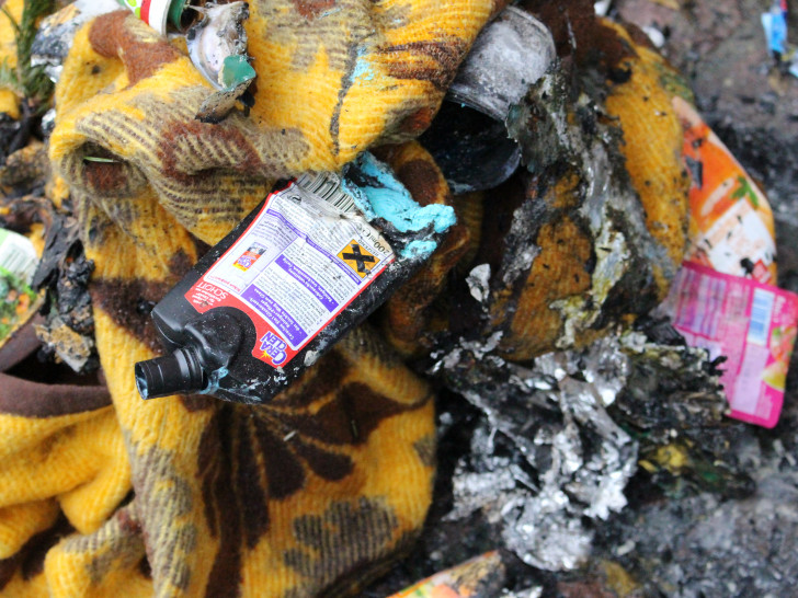 Von dem abgebrannten Müllsack war später nicht mehr viel zu sehen.
Foto: Nick Wenkel