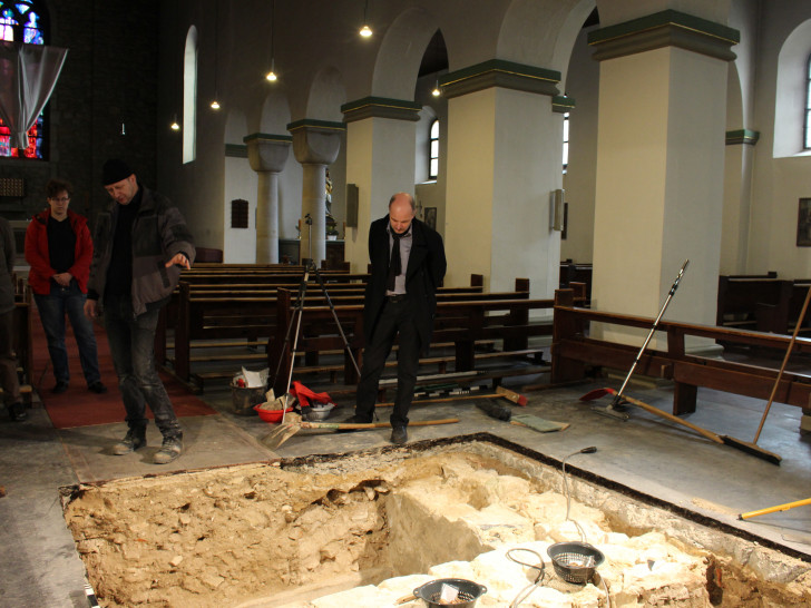 Unter dem Fußboden der St. Ludgeri-Kirche hat Archäologie Frank Wedekind eine alte Treppe entdeckt. Fotos: Eva Sorembik