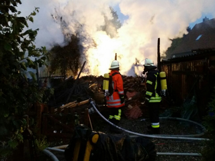 In der Oderwaldstraße in Groß Flöthe brannte es binnen weniger Stunden gleich zwei Mal. Am frühen Samstagmorgen ging ein Holzunterstand in Flammen auf. Foto: Feuerwehr