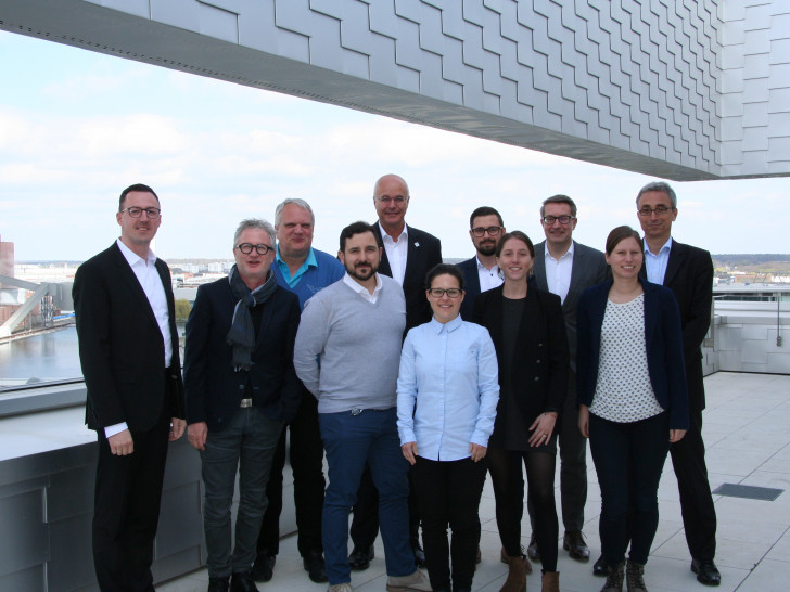 Digitalisierungs-Experten beim Besuch des WNT auf der Dachterrasse. Foto: Stadtwerke Wolfsburg AG