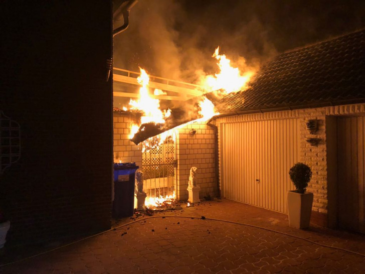 Die Fassade des Gebäudes hatte Feuer gefangen. Zum Glück konnte durch die Feuerwehr Schlimmeres verhindert werden. Fotos: Feuerwehr Helmstedt