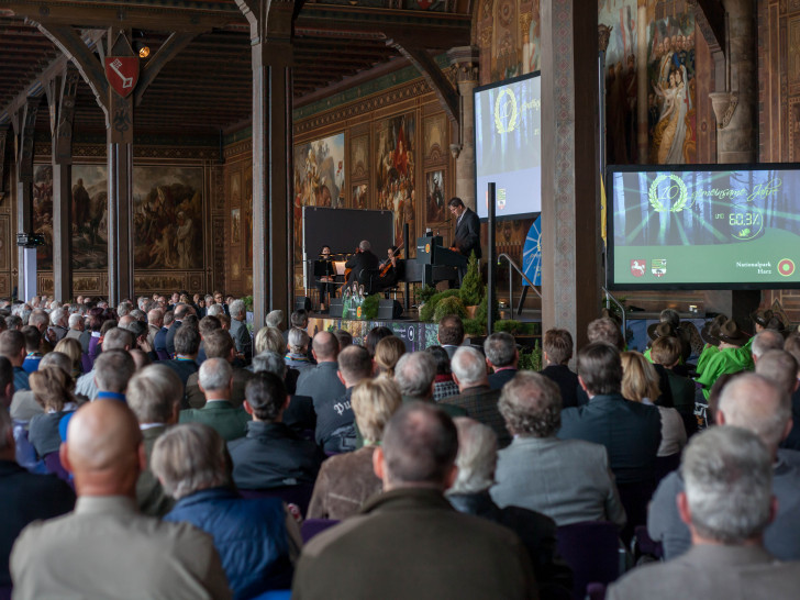 Rund 350 Gäste begrüßt Oberbürgermeister Dr. Oliver Junk am Donnerstag in der Kaiserpfalz. Foto: Alec Pein