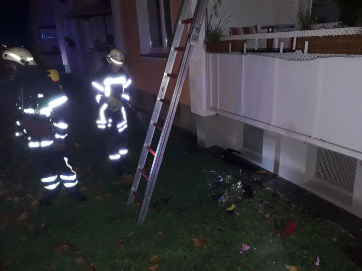 In der Nacht brannte ein Blumenkaste in der Ernst-Moritz-Arndt Straße. Fotos: Feuerwehr Wolfenbüttel
