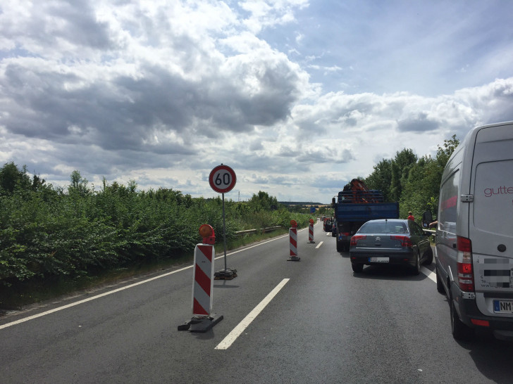 Die laufenden Arbeiten zur Fahrbahnerneuerung auf der Autobahn 395 bei Wolfenbüttel verzögern sich voraussichtlich bis Ende September. Foto: Anke Donner
