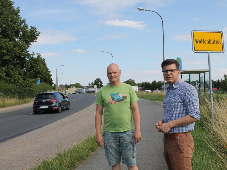 Der Anwohner Mario Urbschat und FDP-Politiker Björn Försterling besichtigen den gefährlichen Ortseingang an der Frankfurter Straße, an dem häufig das Tempolimit überschritten wird. Foto: Privat