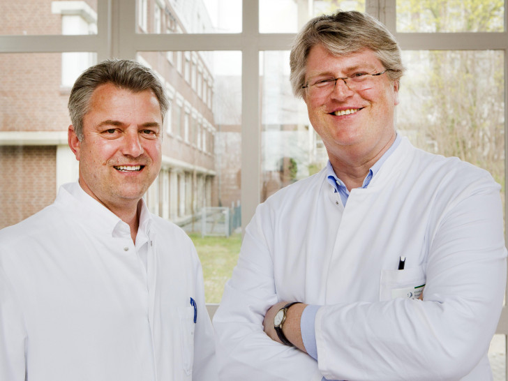 (v.l.n.r.) Chefarzt Prof. Dr. Dr. h.c. Guido Schumacher und Chefarzt Prof. Dr. Max Reinshagen.  Foto: Klinikum Braunschweig/ Jörg Scheibe