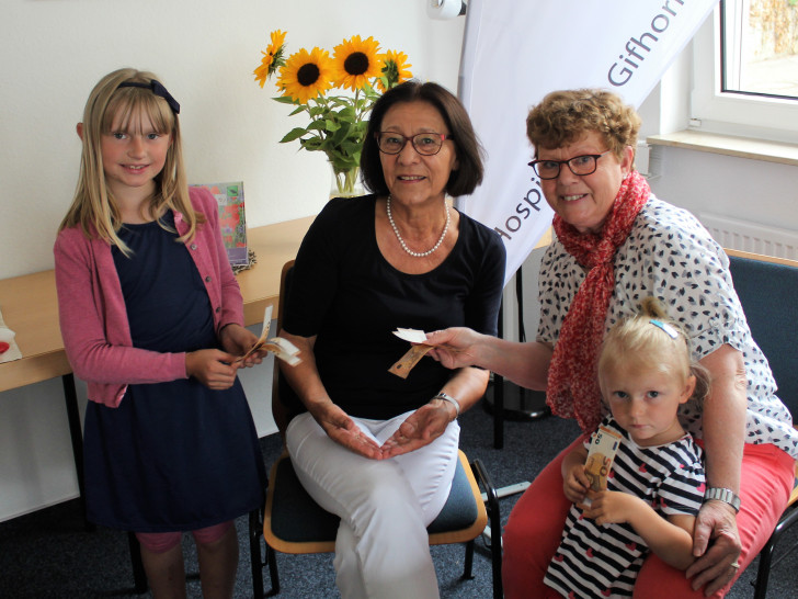 Frau Erika Lüder und ihre Enkeltöchter Lea (links) und Jette (rechts) überbrachten der Hospizarbeit Gifhorn e.V. eine Spende in Höhe von 1.000 Euro. Foto: Hospizarbeit Gifhorn e.V.