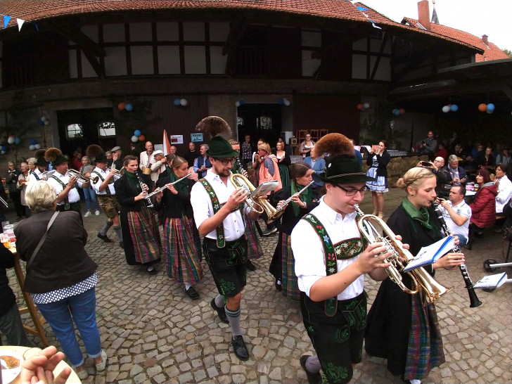 Der Einzug der Musikkapelle "Alpengruß Buching" beim Hoffest des CDU Kreisverbandes in Werlaburgdorf. Foto: Werner Heise