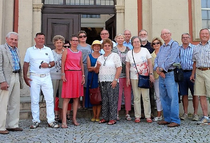 Die zahlreichen Gäste des CDU-Stadtverbandes versammelten sich zu einem Gruppenbild am Eingang der Kirche. Foto: CDU