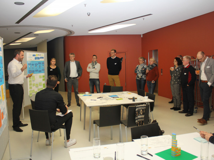 Fachexperten stellen anderen Workshop-Teilnehmern ihre Ideen für ein Geschäftsmodell vor. Foto: Stadt Wolfsburg