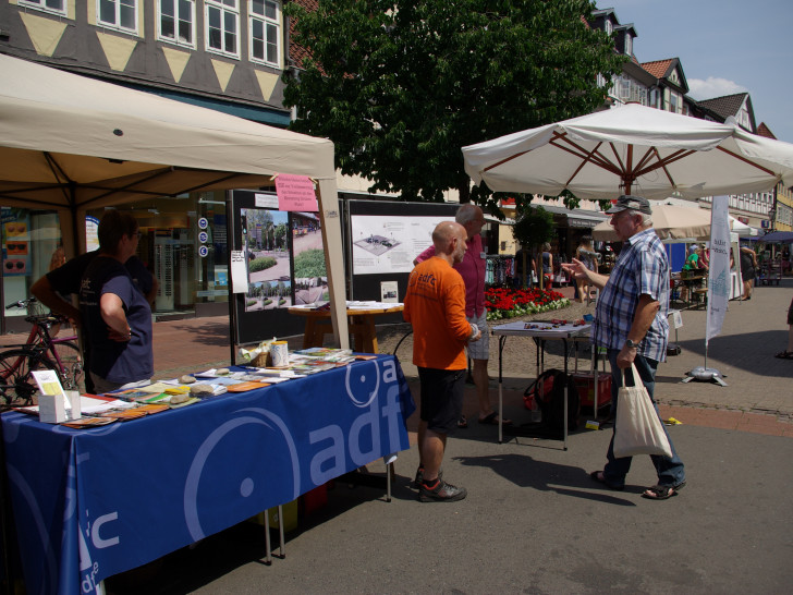 Auf dem Wolfenbütteler Umweltmarkt wurde zum Thema "Gefährdung von Fußgängern und Radfahrern an Kreuzungen" gesprochen. Foto: ADFC