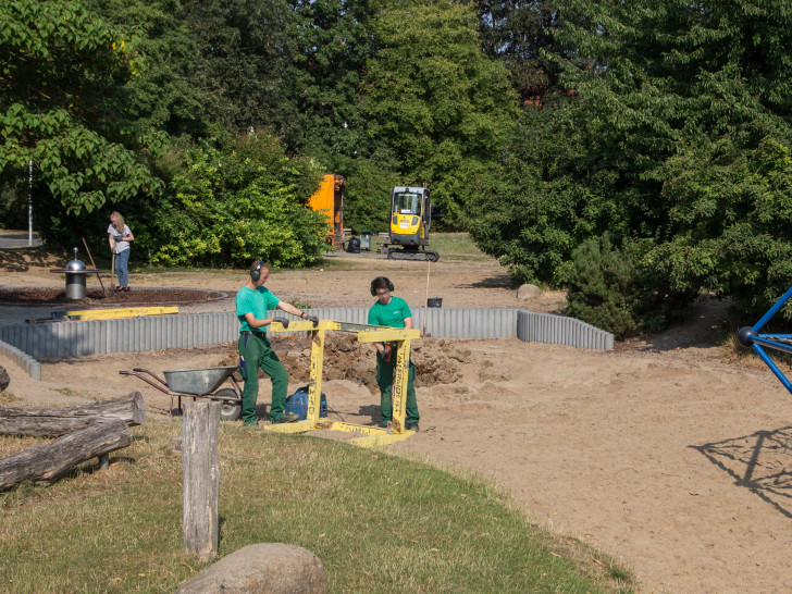 Auf dem Spielplatz am Rathaus wird gearbeitet. Foto: Rudolf Karliczek