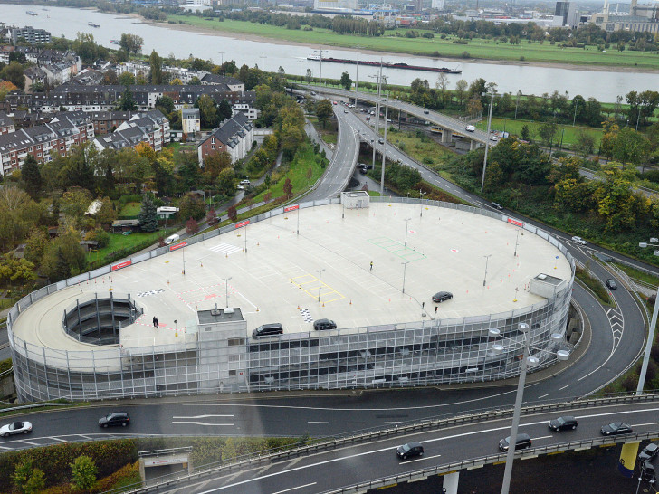 Auf dieser Testfläche im Parkhaus des Vodafone Campus in Düsseldorf demonstrierte das Braunschweiger Start-up Promotives die Funktionsweise seines Leitstands für autonomes Parken. Promotives GmbH
