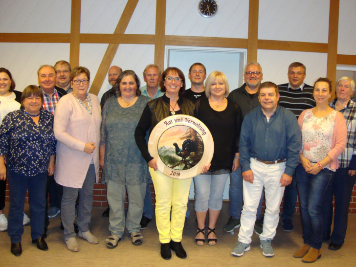 Mitglieder aus Stadtrat und Verwaltung gratulierten Andrea Föniger zum Gewinn der Schützenscheibe. Foto: privat