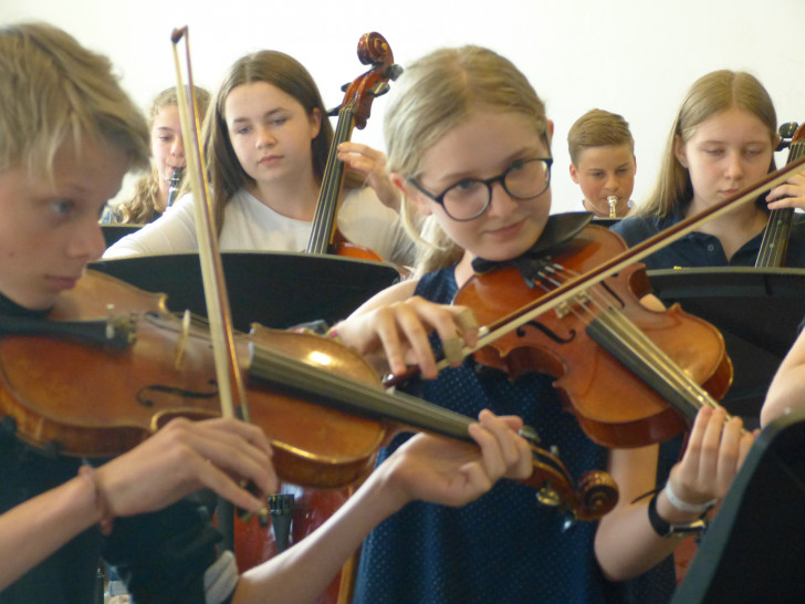 Die jungen Musiker gaben sich viel Mühe beim Sommerkonzert der Großen Schule in Wolfenbüttel. Sie ernteten dafür großen Applaus. Foto: Große Schule