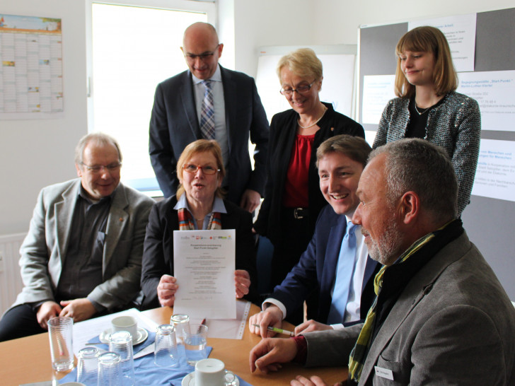 Die Beteiligten bei der Unterzeichnung des Kooperationsvertrages. Foto: Frederick Becker