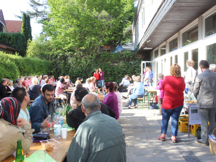 Auf auf dem Hof hinter der luth. Kirchengemeinde St. Thomas  startete am Freitag die Veranstaltungsreihe "Interkultruelle Höfe". Fotos: Anke Donner 