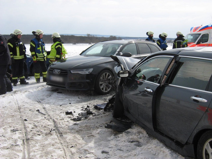 Auf der L295 kam es zu einem Unfall auf schneeglatter Straße. Fotos: Feuerwehr Flechtorf