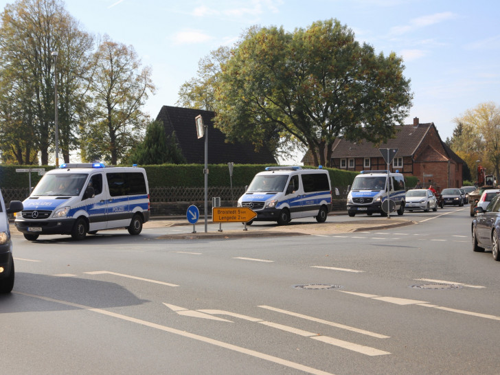 Ein Polizeibeamter wurde von einem Fahrzeug erfasst. Foto: Rudolf Karliczek