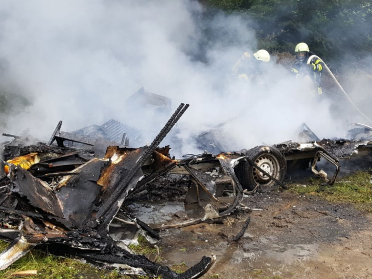 Die Überreste des abgebrannten Wohnwagens. Fotos: Aygün Erarslan Kreispressesprecher Süd