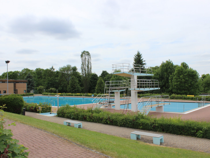 Spätestens am kommenden Montag,15. Juni, soll auch das Aquantic in Goslar eröffnet werden. Derzeit werden die Becken gefüllt und einige Schönheits-Reparaturen durchgeführt. Fotos: Anke Donner 
