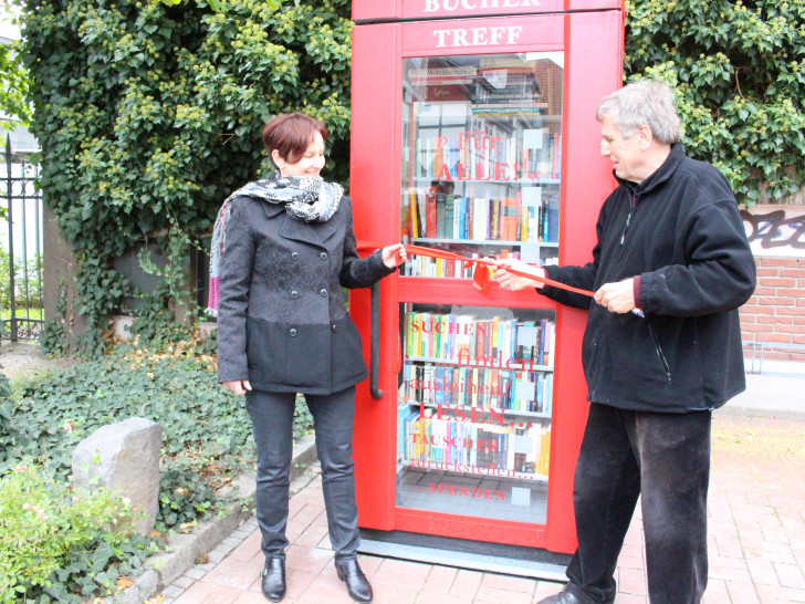 Die Leiterin des Kulturbüros Alexandra Hupp und Erinnerer Jürgen Kumlehn eröffnen den zweiten "Büchertreff". Fotos: Max Förster