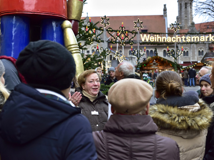 Bei den weihnachtlichen Stadtführungen erfahren Gäste spannende Details zu der Geschichte des Weihnachtsmarktes. Foto: Braunschweig Stadtmarketing GmbH/Daniel Möller