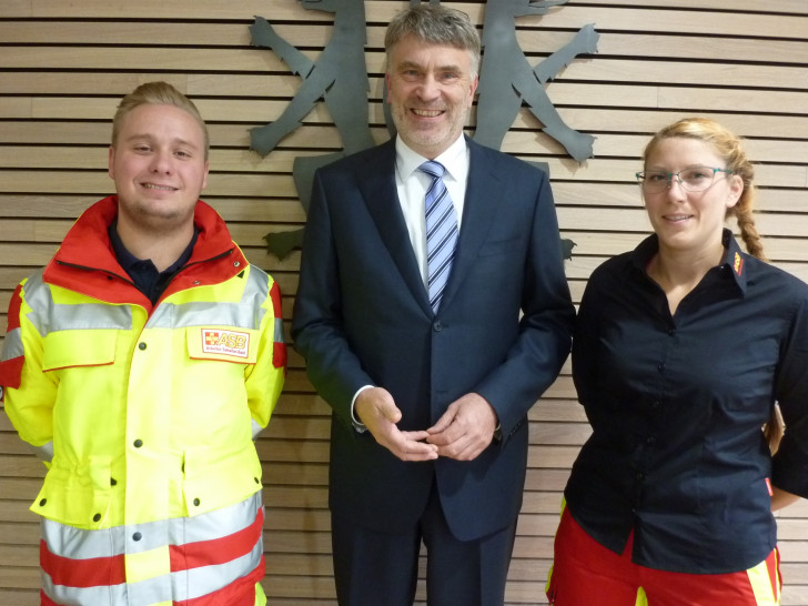 Marvin Schmidt (von links), Erster Kreisrat Henning Heiß, Swaantje Scholwien. Foto: Landkreis Peine
