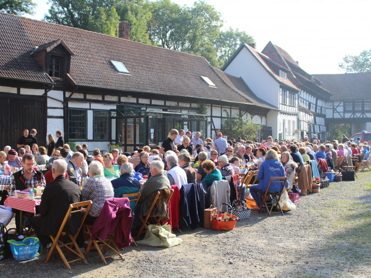 Vienenburg frühstückt auf der Vienenburg. Dabei steht traditionell die Gemeinsamkeit im Vordergrund. Foto: Stadt Goslar