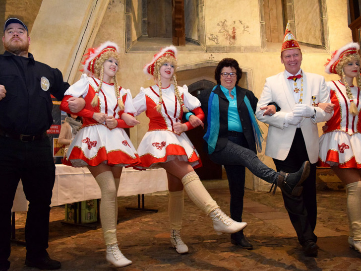 Renate Lucksch feiert mit Andreas Möller (4. und 5. von links) und den Jecken den Auftakt der Karnevalssaison. Foto: Stadt Goslar