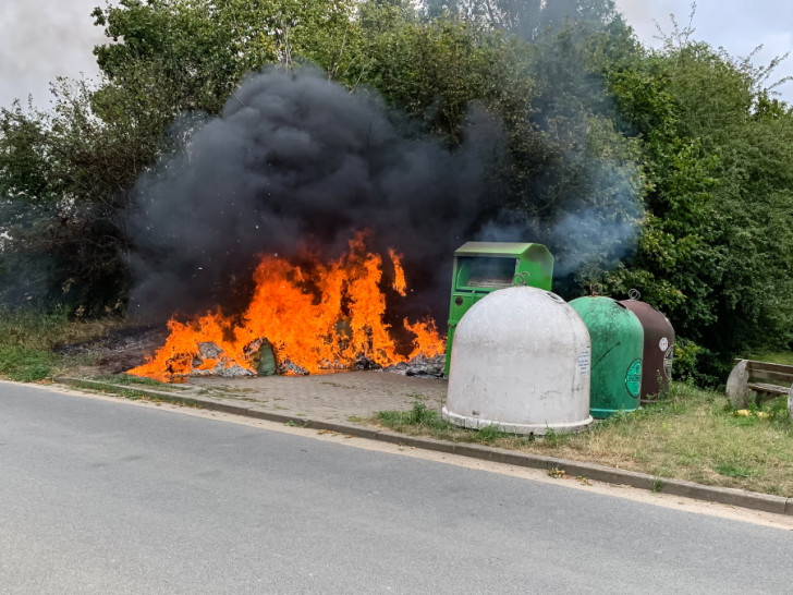 Zum zweiten Mal in diesem Monat löste ein brennender Papiercontainer in Clauen einen Feuerwehreinsatz aus. Fotos: FF Gemeinde Hohenhameln 